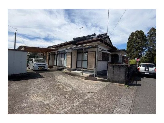 The land area is about 70 tsubo, providing ample space, and parking for 3 cars is secured!! The interior is very