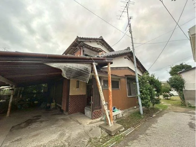Spacious site of 107 tsubo, all-electric house♪ Parking for 6 cars♪ Near Ohara Beach.
