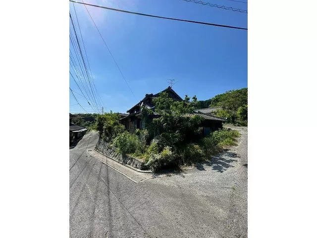 How about a second house? The parking lot is spacious♪