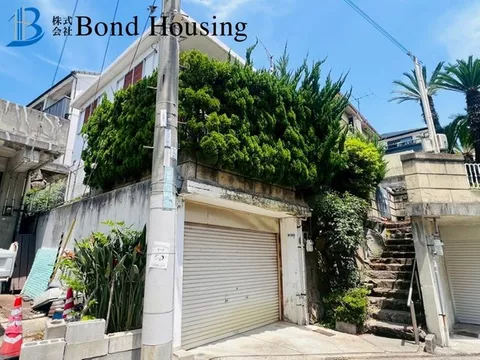 You can protect your precious car with an underground garage♪ How about a property suitable for renovation?