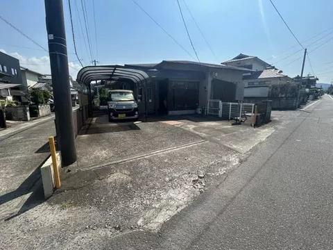 Approximately 86 tsubo of land area for a single-story house♪ Good sunlight exposure in a location with three roads☆彡 Land