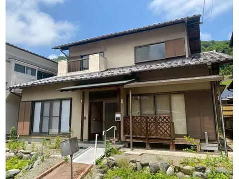 ■Spacious south-facing garden! How about a second house, dog run, or home vegetable garden?