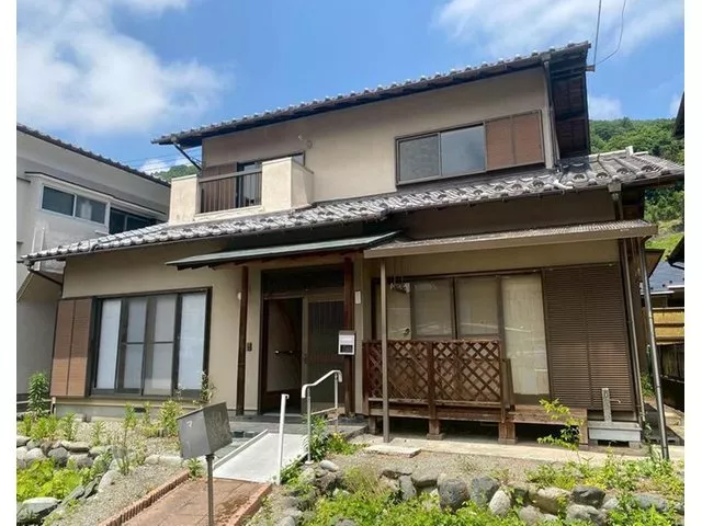 ■Spacious south-facing garden! How about a second house, dog run, or home vegetable garden?