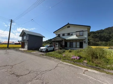 A used property with a garage surrounded by tranquil nature