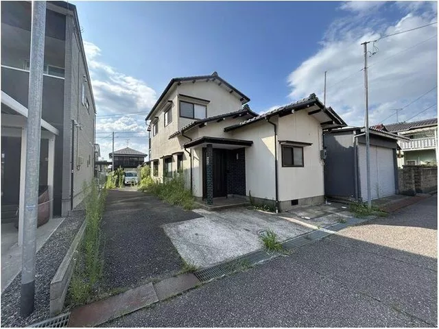 Commercial facilities within a 5-minute drive! Water areas, wallpaper, etc. have been renovated!
