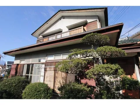 A used house surrounded by green mountains in a quiet residential area♪ All rooms are 6 tatami mats with storage♪