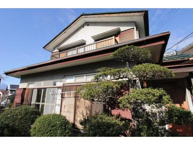 A used house surrounded by green mountains in a quiet residential area♪ All rooms are 6 tatami mats with storage♪