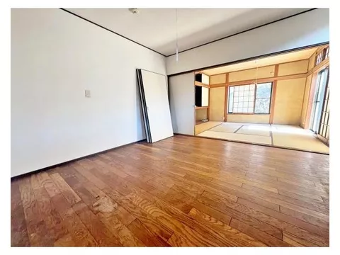 "A spacious 5LDK house with a garden in a lush, quiet residential area with plenty of sunlight."