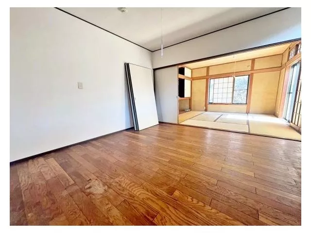 "A spacious 5LDK house with a garden in a lush, quiet residential area with plenty of sunlight."