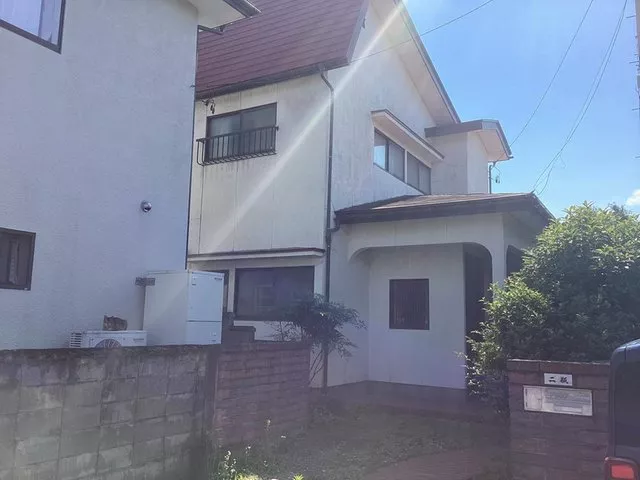 Close to main roads and commercial facilities. A 41-year-old house with traditional Japanese rooms.