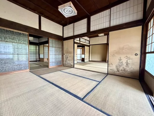 A large gabled roof welcomes you to a traditional farmhouse with a garden / A self-sufficient lifestyle realized in the satoyama