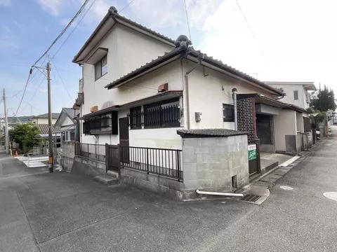 31 minutes on foot from JR Kagoshima Main Line "Ginsui" Station