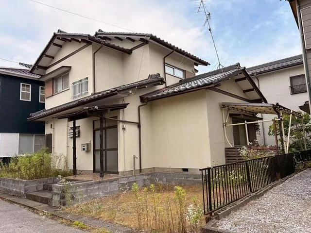 7 minutes on foot to Higashi Elementary School ◆ Quiet residential area ◆ Spacious LDK ◆ Good location 3LDK