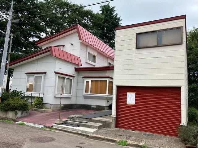 Ideal for renovation, a move from public housing! Quiet location near the park