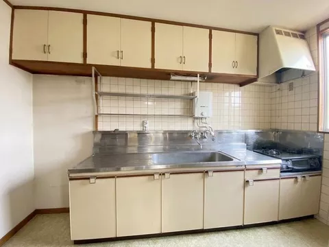 [Spacious living with all rooms over 6 tatami mats] Convenient shopping within a 10-minute walk to the supermarket! - Image 3