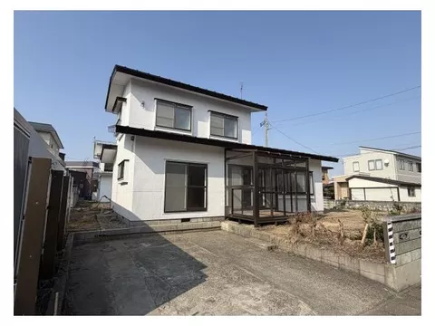2-car parking available; all rooms have storage! Comfortable renovated house! *Price has been changed