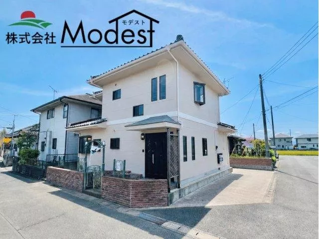 Renovated interior and exterior, all rooms over 6 tatami mats, easy living environment.