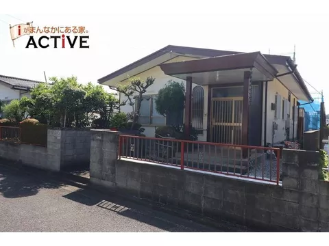 A single-story house constructed by Daiwa House with lightweight steel frame. All rooms are over 6 tatami mats; parking for 3 cars is possible.