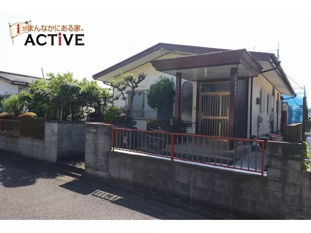 A single-story house constructed by Daiwa House with lightweight steel frame. All rooms are over 6 tatami mats; parking for 3 cars is possible.