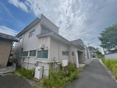 South-facing with good sunlight, a 2-story 5LDK house with storage in all rooms.