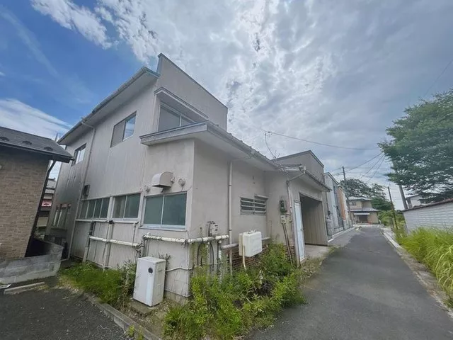 South-facing with good sunlight, a 2-story 5LDK house with storage in all rooms.