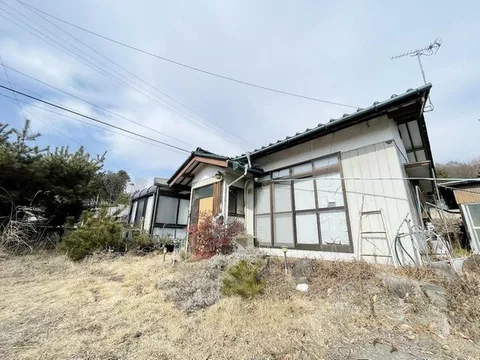 A single-story home where you can live comfortably on one floor. South-facing with good sunlight, the lot is over 100 tsubo.