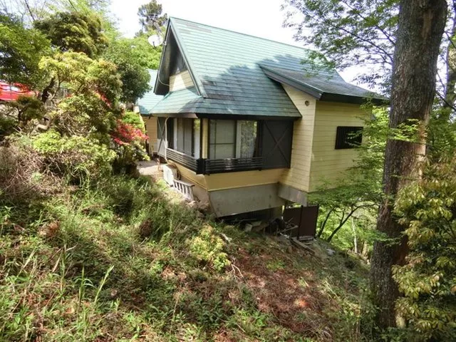 A mountain cabin-style single-story house built on a steep slope in the Amagi Kogen resort area. Please watch the video for details.