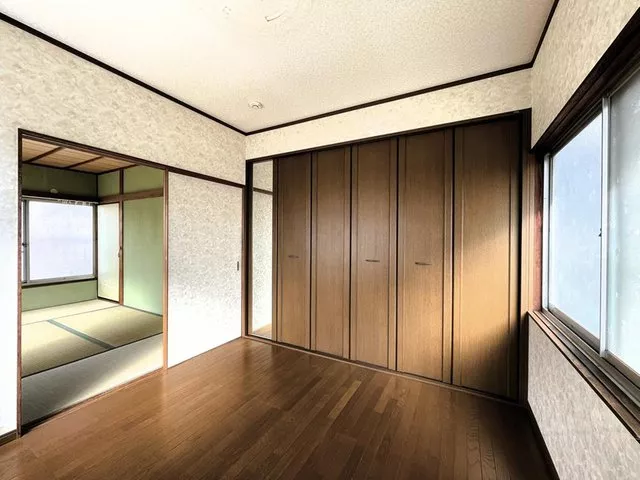 ■ Terrace house with an approach that can also accommodate bicycles ■ Spacious living with a 6m wide road in front
