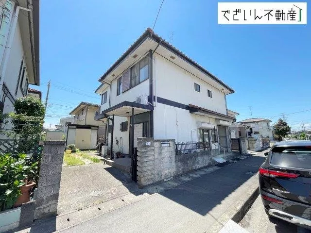 House with electric shutter garage / Surrounded by well-equipped living facilities for convenient living ■ Parking for 3 or more cars