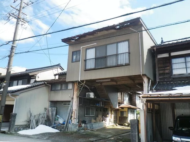 A property with the charm of urban convenience, suitable for large families.