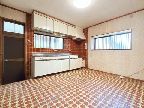 / Carport included 5DK / Along a main road with good visibility, accessible from Oji Station and Shigisan Shita Station - Image 3