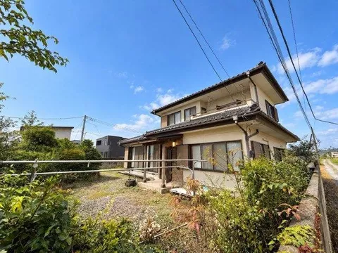 This property has an inner balcony