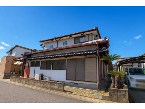Attractive large site with a sense of freedom & easy-to-use floor plan - a home that expands family life
