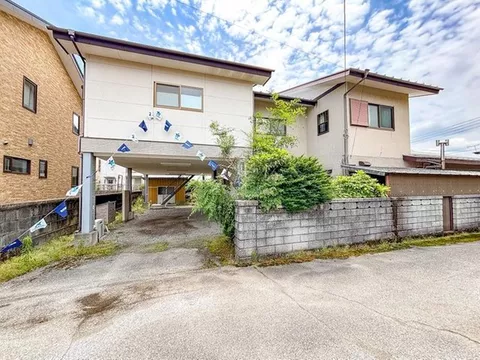 ◆Price revised◆ Current sale◆ A detached house with parking for 4 cars & suitable for two households♪