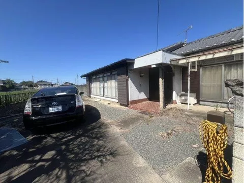 This is a 5LDK single-story house in a peaceful environment.