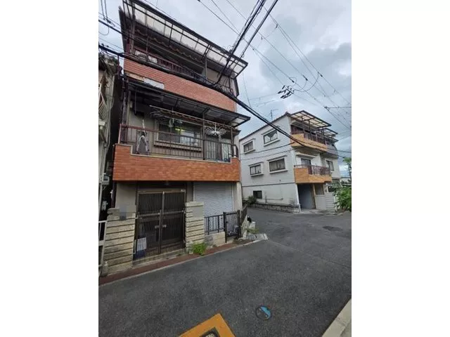 Property with a garage on a northeast corner lot! Recommended for investment! Also great for land use!