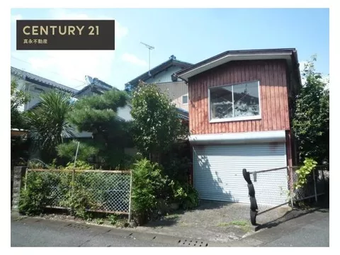 Adjacent to a park, in a lush green location. About 6 minutes by car to Ogaki Nishi IC.