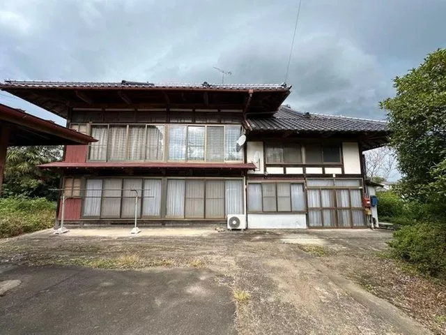 A spacious 10DK home with many rooms; the storehouse is worth a visit.