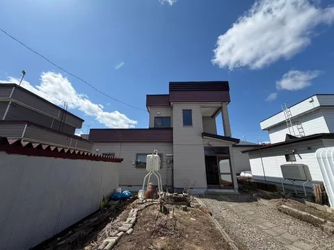 4SLDK in a quiet residential area, possible to renovate as you like♪