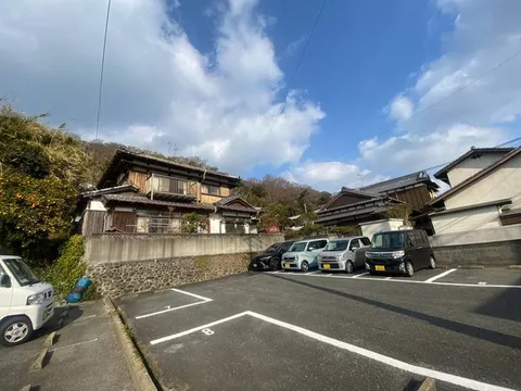 A location coexisting with the sea and mountains; you can see the sea from the second-floor room.