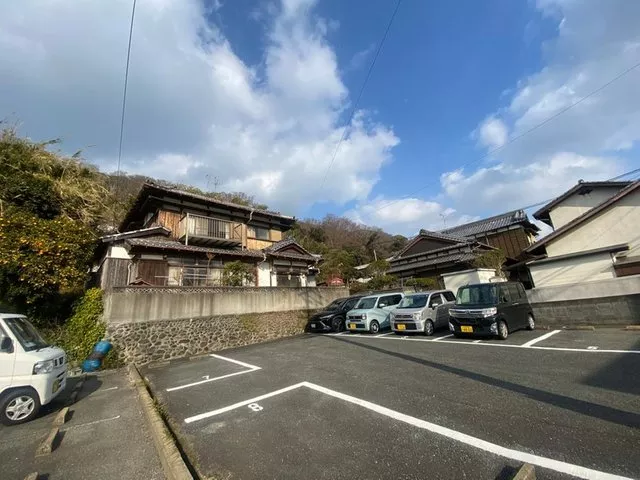 A location coexisting with the sea and mountains; you can see the sea from the second-floor room.