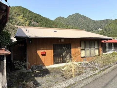 Shimokitayama-mura, Yoshino-gun Oaza-Kamiikehara （Shinka station） Single-story house 7K

2,000,000 yen