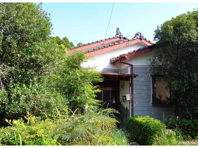 Approximately 170 tsubo of land! A northeast corner property where you can choose between a renovated residence or custom-built home site.