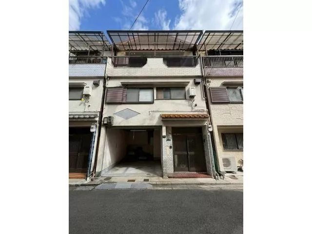 About a 6-minute walk from JR Katamachi Line "Tokuan" Station! Garage with shutter available! (Vehicle restrictions apply)