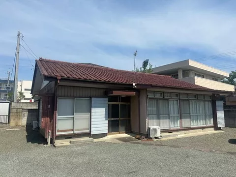 Within walking distance to the station! A 129-tsubo lot with a spacious garden even for a single-story house♪ Close to supermarkets and other amenities
