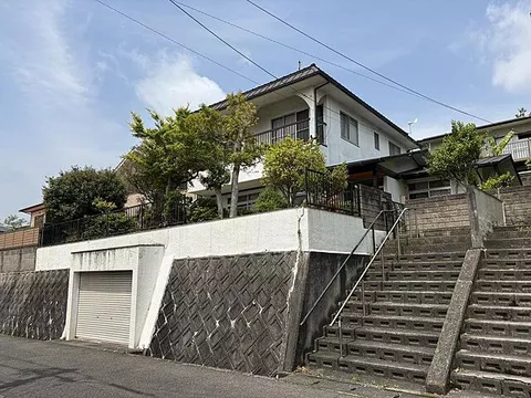 Used single-family home JR Kure Line Kure Station 30 minutes by bus, get off at Higashimei Park, 3 minutes on foot