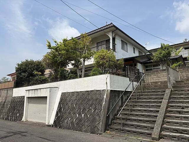 Used single-family home JR Kure Line Kure Station 30 minutes by bus, get off at Higashimei Park, 3 minutes on foot