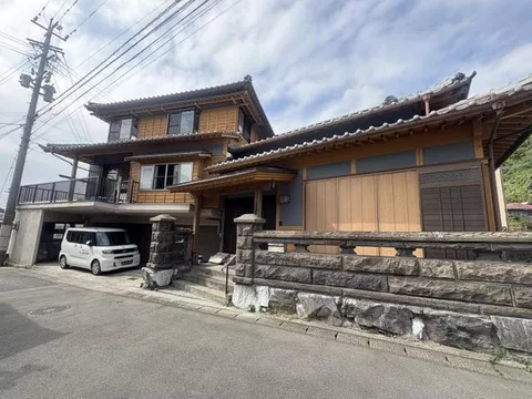 ☆Three-story traditional Japanese house ☆Corner lot