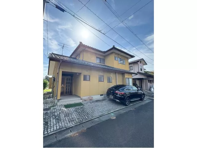 Monthly payments in the 20,000 yen range. 5 minutes on foot from Hirano Station. A 6LDK used house with plenty of rooms.