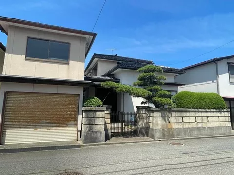 Property with garage and storage located near the east exit of JR Sakata Station!